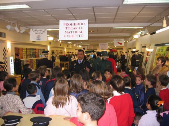 UNAS 5.000 PERSONAS VISITAN LA I EXPOSICIÓN DE MATERIAL POLICIAL ORGANIZADA POR LA POLICÍA LOCAL DE ESTA LOCALIDAD   , Foto 2