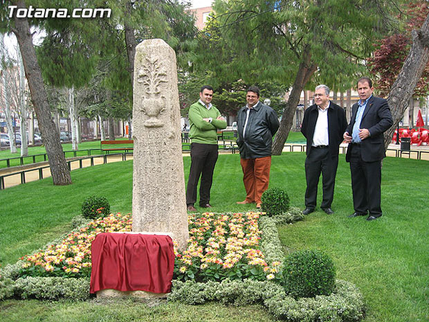 INAUGURAN UNA PLACA IDENTIFICATIVA Y COLOCAN UN MOJÓN PARA CONMEMORAR EL DÍA 14 DE ABRIL EL 750 ANIVERSARIO DE LA PRESENCIA DE LA ORDEN MILITAR DE SANTIAGO EN TOTANA, Foto 1