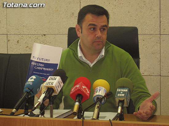 EL CONCEJAL DE HACIENDA, PERSONAL Y EDUCACIÓN, ROQUE MOLINA LEGAZ, OFRECIÓ UNA RUEDA DE PRENSA PARA HACER BALANCE DE SU GESTIÓN., Foto 2