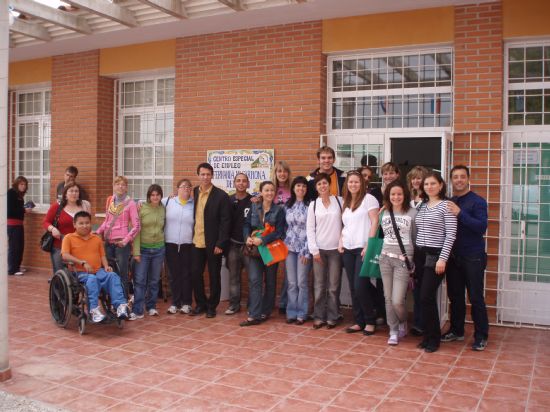 JUVENTUD Y VARIAS ASOCIACIONES DE LA LOCALIDAD RECIBEN LA VISITA DE REPRESNETANTES JUVENILES DE CINCO PAÍSES EUROPEOS PARA PREPARAR EL INTERCAMBIO MULTILATERAL, QUE TENDRÁ LUGAR EN TOTANA DEL 2 AL 11 DE JUNIO, Foto 2