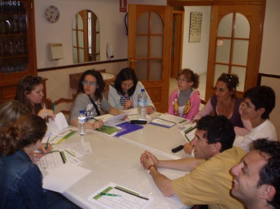 JUVENTUD Y VARIAS ASOCIACIONES DE LA LOCALIDAD RECIBEN LA VISITA DE REPRESNETANTES JUVENILES DE CINCO PAÍSES EUROPEOS PARA PREPARAR EL INTERCAMBIO MULTILATERAL, QUE TENDRÁ LUGAR EN TOTANA DEL 2 AL 11 DE JUNIO, Foto 4