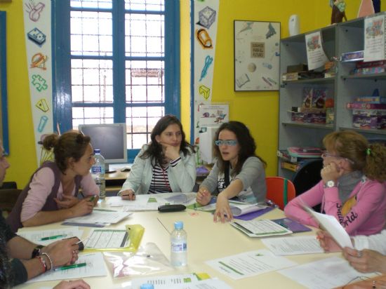JUVENTUD Y VARIAS ASOCIACIONES DE LA LOCALIDAD RECIBEN LA VISITA DE REPRESNETANTES JUVENILES DE CINCO PAÍSES EUROPEOS PARA PREPARAR EL INTERCAMBIO MULTILATERAL, QUE TENDRÁ LUGAR EN TOTANA DEL 2 AL 11 DE JUNIO, Foto 5