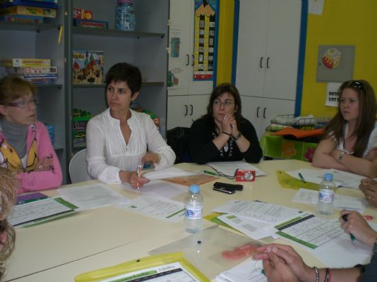 JUVENTUD Y VARIAS ASOCIACIONES DE LA LOCALIDAD RECIBEN LA VISITA DE REPRESNETANTES JUVENILES DE CINCO PAÍSES EUROPEOS PARA PREPARAR EL INTERCAMBIO MULTILATERAL, QUE TENDRÁ LUGAR EN TOTANA DEL 2 AL 11 DE JUNIO, Foto 6