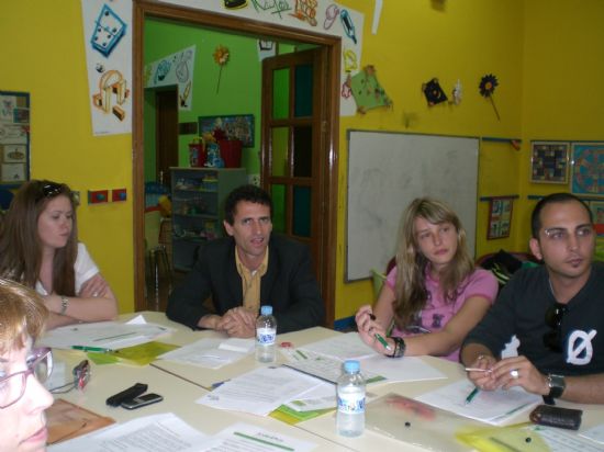 JUVENTUD Y VARIAS ASOCIACIONES DE LA LOCALIDAD RECIBEN LA VISITA DE REPRESNETANTES JUVENILES DE CINCO PAÍSES EUROPEOS PARA PREPARAR EL INTERCAMBIO MULTILATERAL, QUE TENDRÁ LUGAR EN TOTANA DEL 2 AL 11 DE JUNIO, Foto 7