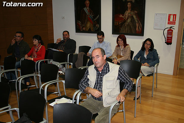 AUTORIDADES MUNICIPALES PRESENTAN A LOS DIFERENTES COLECTIVOS LA CREACIÓN DEL CONSEJO LOCAL PARA EL DESARROLLO ECONÓMICO Y GARANTIZAR LA ESTABILIDAD DE EMPLEO EN EL MUNICIPIO DE TOTANA (2008), Foto 2