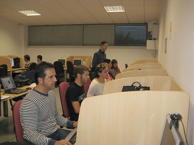 SE CLAUSURA EL CURSO DE DISEÑO GRÁFICO, DE 46 HORAS DE DURACIÓN, CON LA ENTREGA DE DIPLOMAS A LOS QUINCE ALUMNOS QUE HAN REALIZADO ESTA ACCIÓN FORMATIVA, Foto 3