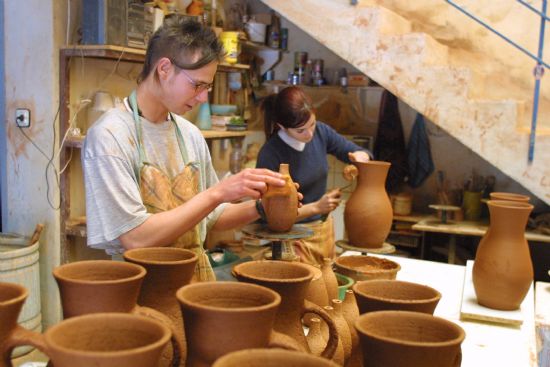 ORGANIZAN EL IV ENCUENTRO DE JÓVENES ARQUITECTOS Y DISEÑADORES CON ARTESANOS DE TOTANA PARA INNOVAR EN LA CREACIÓN DE PRODUCTOS ARTESANOS, Foto 1
