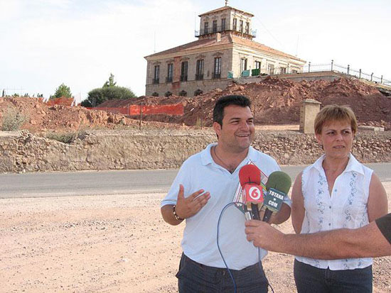 IZQUIERDA UNIDA ASEGURA QUE EL AYUNTAMIENTO DE TOTANA CONSIENTE UNA EDIFICACIÓN QUE ATENTA CONTRA EL HUERTO DE SAN IGNACIO, UN PALACETE DE ESTILO ITALIANO, QUE EL PLENO ACORDÓ PROTEGER, Foto 1