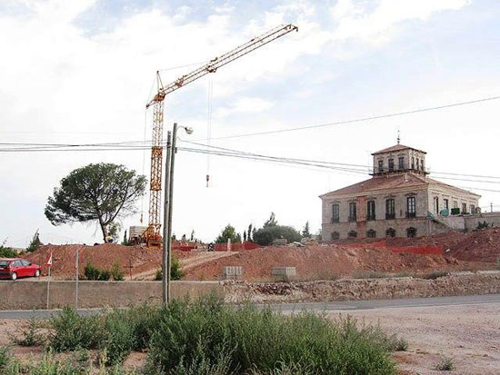 IZQUIERDA UNIDA ASEGURA QUE EL AYUNTAMIENTO DE TOTANA CONSIENTE UNA EDIFICACIÓN QUE ATENTA CONTRA EL HUERTO DE SAN IGNACIO, UN PALACETE DE ESTILO ITALIANO, QUE EL PLENO ACORDÓ PROTEGER, Foto 2