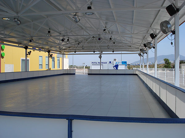 YA SE PUEDE DISFRUTAR DE LA NUEVA PISTA DE PATINAJE UBICADA EN LAS INSTALACIONES DEL CENTRO ES OCIO, EN EL POLÍGONO INDUSTRIAL EL SALADAR DE TOTANA, Foto 2