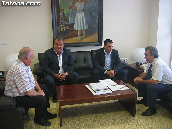 EL CONSEJERO DE AGRICULTURA Y AGUA SE COMPROMETE CON EL ALCALDE A COFINANCIAR LA CONSTRUCCIÓN DE UN COLECTOR Y UN PANTANO PARA RECOGER LAS PLUVIALES DE LA RAMBLA DEL CEMENTERIO Y ACOMETER LA FUTURA “CASA DEL AGRICULTOR” DE TOTANA (2007), Foto 2