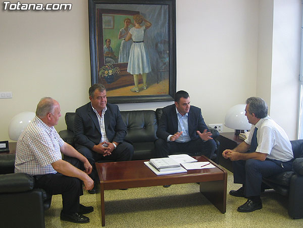 EL CONSEJERO DE AGRICULTURA Y AGUA SE COMPROMETE CON EL ALCALDE A COFINANCIAR LA CONSTRUCCIÓN DE UN COLECTOR Y UN PANTANO PARA RECOGER LAS PLUVIALES DE LA RAMBLA DEL CEMENTERIO Y ACOMETER LA FUTURA “CASA DEL AGRICULTOR” DE TOTANA (2007), Foto 5