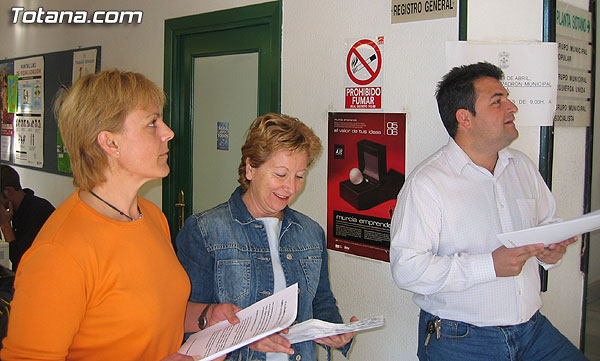 IU INFORMA QUE MÁS DE 500 VECINOS DE TOTANA APOYAN LA MOCIÓN DE IU AL PLENO PARA QUE SE CONTRUYA UNA REDONDA EN LA NACIONAL 340, Foto 1