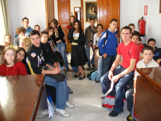 EL ALCALDE REALIZA UNA RECEPCIÓN INSTITUCIONAL A UN GRUPO DE ESTUDIANTES FRANCESES QUE PARTICIPAN EN UN INTERCAMBIO CON EL IES JUAN DE LA CIERVA, Foto 2