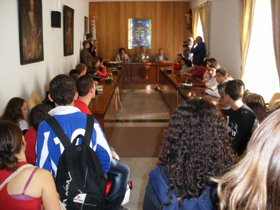 EL ALCALDE REALIZA UNA RECEPCIÓN INSTITUCIONAL A UN GRUPO DE ESTUDIANTES FRANCESES QUE PARTICIPAN EN UN INTERCAMBIO CON EL IES JUAN DE LA CIERVA, Foto 3