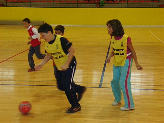 UN TOTAL DE 9 CENTROS DE PRIMARIA DE LA LOCALIDAD PARTICIPAN EN LA PUESTA EN MARCHA DE LOS JUEGOS ESCOLARES CELEBRADOS EN EL PABELLÓN MANOLO IBÁÑEZ Y LA SALA ESCOLAR, Foto 2