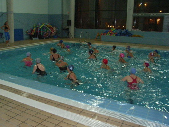 MÁS DE 40 ALUMNOS DE LA PISCINA CUBIERTA ASISTEN LOS VIERNES AL PROGRAMA DE FITNES ACUÁTICO DE LA CONCEJALÍA DE DEPORTES (2007), Foto 1