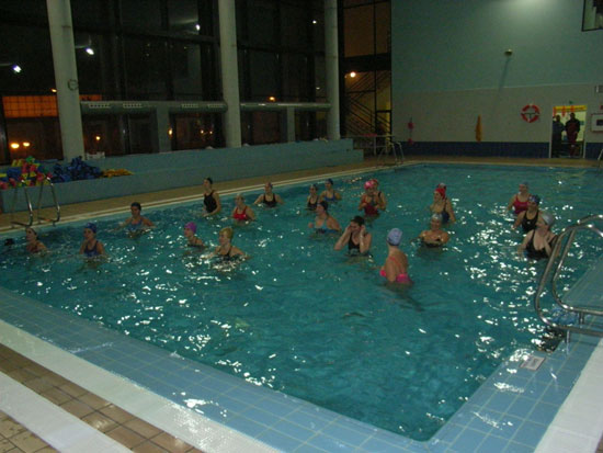 MÁS DE 40 ALUMNOS DE LA PISCINA CUBIERTA ASISTEN LOS VIERNES AL PROGRAMA DE FITNES ACUÁTICO DE LA CONCEJALÍA DE DEPORTES (2007), Foto 2