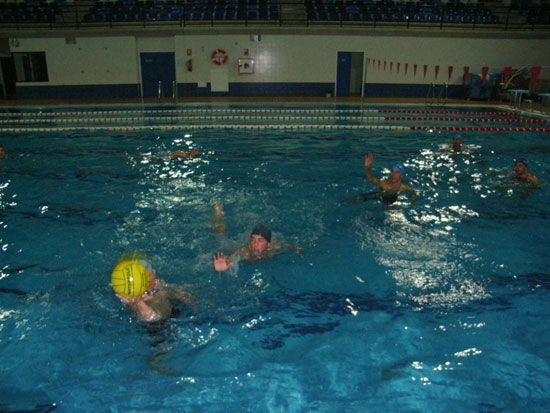 MÁS DE 40 ALUMNOS DE LA PISCINA CUBIERTA ASISTEN LOS VIERNES AL PROGRAMA DE FITNES ACUÁTICO DE LA CONCEJALÍA DE DEPORTES (2007), Foto 3