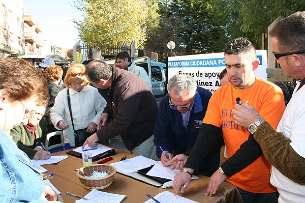 LA PLATAFORMA CIUDADANA POR EL BUEN NOMBRE DE TOTANA REÚNE UNAS 2.000 FIRMAS EN EL MERCADILLO SEMANAL EN EL PRIMER DÍA DE ACTIVIDAD, Foto 1