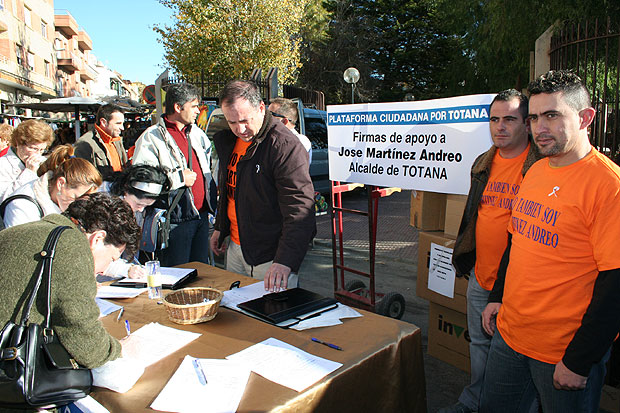 LA PLATAFORMA CIUDADANA POR EL BUEN NOMBRE DE TOTANA REÚNE UNAS 2.000 FIRMAS EN EL MERCADILLO SEMANAL EN EL PRIMER DÍA DE ACTIVIDAD, Foto 2