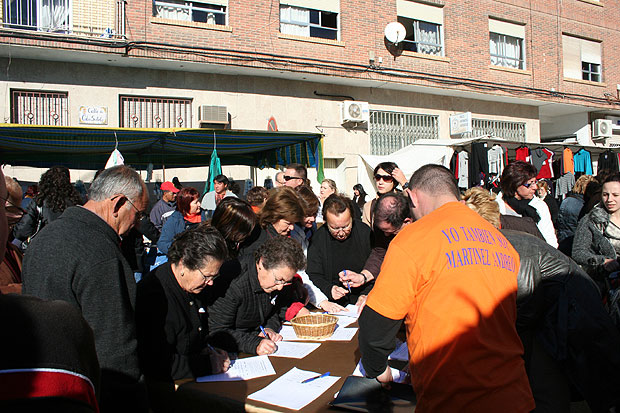 LA PLATAFORMA CIUDADANA POR EL BUEN NOMBRE DE TOTANA REÚNE UNAS 2.000 FIRMAS EN EL MERCADILLO SEMANAL EN EL PRIMER DÍA DE ACTIVIDAD, Foto 3