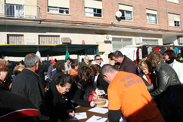 LA PLATAFORMA CIUDADANA POR EL BUEN NOMBRE DE TOTANA REÚNE UNAS 2.000 FIRMAS EN EL MERCADILLO SEMANAL EN EL PRIMER DÍA DE ACTIVIDAD, Foto 4