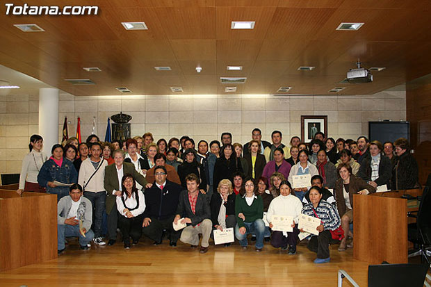 ENTREGAN LOS DIPLOMAS A UN TOTAL DE 90 ALUMNOS DE LA II EDICIÓN DE LOS TALLERES DE INFORMÁTICA Y LOS CURSOS DE INFORMÁTICA DE LAS AULAS WALAS, Foto 1