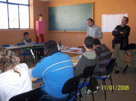 EL AULA OCUPACIONAL DE PROMOCIÓN EDUCATIVA, UBICADA EN EL ANTIGUO INSTITUTO DE BACHILLERATO, SE PONE EN MARCHA CON UN TOTAL DE QUINCE ALUMNOS QUE REALIZARÁN UN PROGRAMA DE INICIACIÓN PROFESIONAL (2008), Foto 2