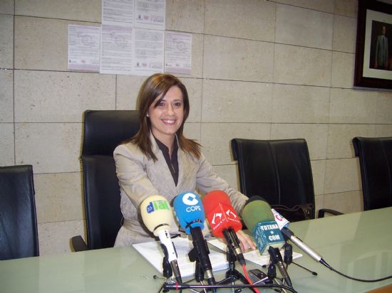 LA CONCEJALÍA DE MUJER E IGUALDAD DE OPORTUNIDADES COLABORA CON LA “CAMPAÑA DE CORRESPONSABILIDAD” DEL INSTITUTO DE LA MUJER DE LA REGIÓN DE MURCIA REPARTIENDO UN CENTENAR DE FOLLETOS ENTRE LAS ASOCIACIONES DEL MUNICIPIO, Foto 1