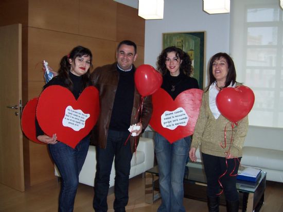 SORPRENDEN AL ALCALDE DE TOTANA CON UNA EMOTIVA VISITA PARA FELICITARLE POR EL DÍA DE “SAN VALENTÍN”, Foto 1