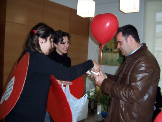 SORPRENDEN AL ALCALDE DE TOTANA CON UNA EMOTIVA VISITA PARA FELICITARLE POR EL DÍA DE “SAN VALENTÍN”, Foto 2