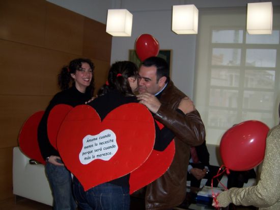 SORPRENDEN AL ALCALDE DE TOTANA CON UNA EMOTIVA VISITA PARA FELICITARLE POR EL DÍA DE “SAN VALENTÍN”, Foto 3