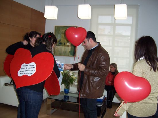 SORPRENDEN AL ALCALDE DE TOTANA CON UNA EMOTIVA VISITA PARA FELICITARLE POR EL DÍA DE “SAN VALENTÍN”, Foto 4