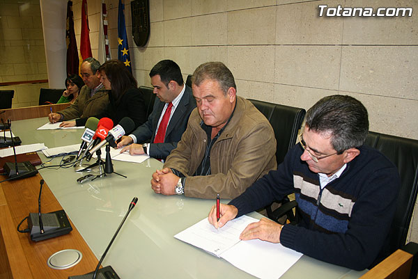 LAS ORGANIZACIONES Y ASOCIACIONES DE GANADEROS FIRMAN UN CONVENIO DE COLABORACIÓN CON EL AYUNTAMIENTO PARA LA REGULARIZACIÓN Y ADECUACIÓN AMBIENTAL DE LAS EXPLOTACIONES DE ESTE SECTOR (2008), Foto 1