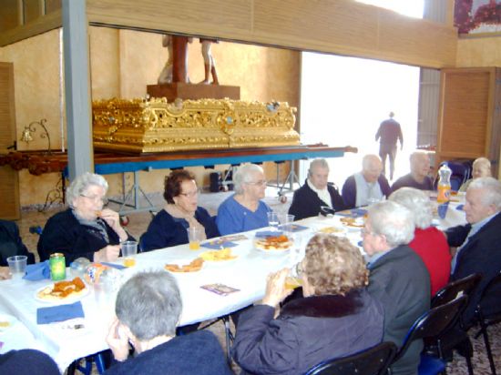 LOS USUARIOS DEL SERVICIO DE ESTANCIAS DIURNAS DEL CENTRO MUNICIPAL DE PERSONAS MAYORES Y DE “LA PURÍSIMA” REALIZAN UNA VISITA A LA SEDE DE LA HERMANDAD DE “SANTA MARÍA CLEOFÉ” (2008), Foto 1