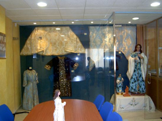 LOS USUARIOS DEL SERVICIO DE ESTANCIAS DIURNAS DEL CENTRO MUNICIPAL DE PERSONAS MAYORES Y DE “LA PURÍSIMA” REALIZAN UNA VISITA A LA SEDE DE LA HERMANDAD DE “SANTA MARÍA CLEOFÉ” (2008), Foto 2