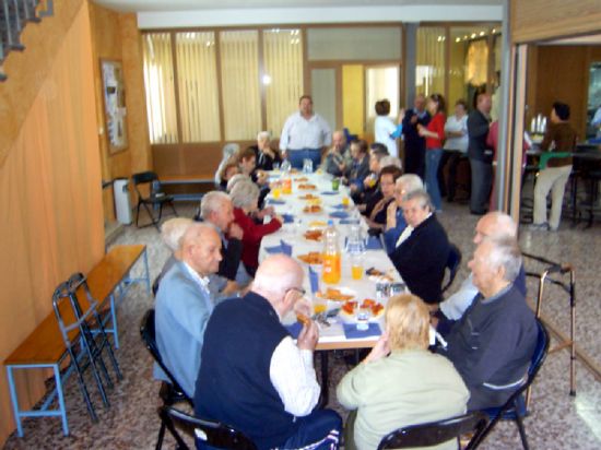 LOS USUARIOS DEL SERVICIO DE ESTANCIAS DIURNAS DEL CENTRO MUNICIPAL DE PERSONAS MAYORES Y DE “LA PURÍSIMA” REALIZAN UNA VISITA A LA SEDE DE LA HERMANDAD DE “SANTA MARÍA CLEOFÉ” (2008), Foto 3