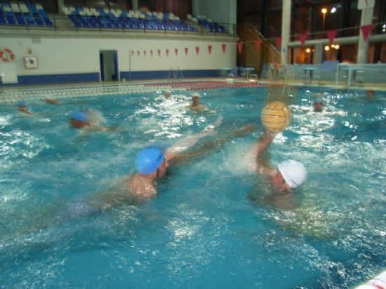 LOS USUARIOS DE LA PISCINA MUNICIPAL CUBIERTA PODRÁN DISFRUTAR CON LAS ACTIVIDADES “AQUABRASIL” Y “WATERPOLO” OFERTADAS GRATUITAMENTE POR LA CONCEJALÍA DE DEPORTES PARA EL VIERNES 14 DE MARZO (2008), Foto 1