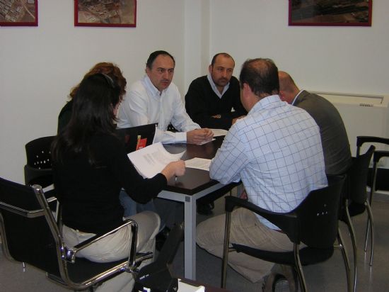 EL CONCEJAL DE INDUSTRIA SE REÚNE CON LA ASOCIACIÓN DE JÓVENES EMPRESARIOS DEL GUADALENTÍN PARA IMPULSAR LA COLABORACIÓN ENTRE AMBAS INSTITUCIONES Y DINAMIZAR ESTE SECTOR EN EL MUNICIPIO (2008), Foto 2