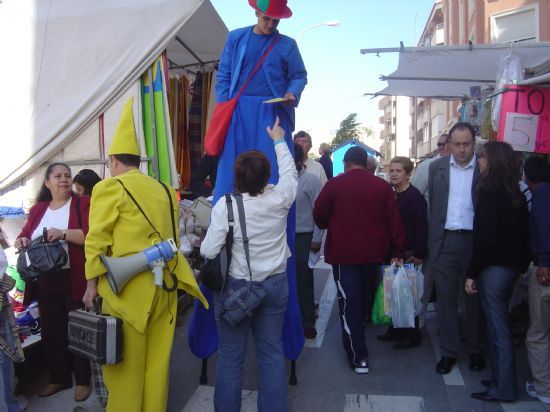 CONCEJALÍA DE MEDIO AMBIENTE ORGANIZA UNA ACTIVIDAD DE ANIMACIÓN SOCIAL PARA INFORMAR A LOS USUARIOS DEL MERCADILLO SEMANAL DE LAS VENTAJAS DE LA RECOGIDA DE RESIDUOS EN ORIGEN , Foto 1