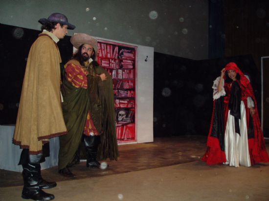 LA PUESTA EN ESCENA DE LA COMEDIA TEATRAL CASA CON DOS PUERTAS MALA ES DE GUARDAR DE CALDERÓN DE LA BARCA, EN EL CINE VELASCO DE LA LOCALIDAD, CONTÓ CON LA ASISTENCIA DE UN CENTENAR DE PERSONAS, Foto 1