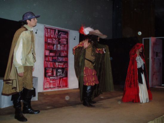 LA PUESTA EN ESCENA DE LA COMEDIA TEATRAL CASA CON DOS PUERTAS MALA ES DE GUARDAR DE CALDERÓN DE LA BARCA, EN EL CINE VELASCO DE LA LOCALIDAD, CONTÓ CON LA ASISTENCIA DE UN CENTENAR DE PERSONAS, Foto 2