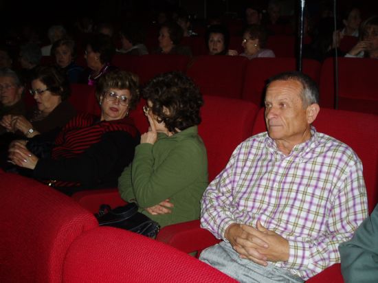 LA PUESTA EN ESCENA DE LA COMEDIA TEATRAL CASA CON DOS PUERTAS MALA ES DE GUARDAR DE CALDERÓN DE LA BARCA, EN EL CINE VELASCO DE LA LOCALIDAD, CONTÓ CON LA ASISTENCIA DE UN CENTENAR DE PERSONAS, Foto 4