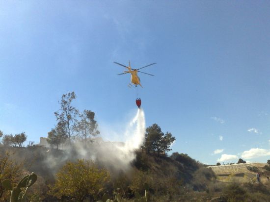 VOLUNTARIOS DE PROTECCIÓN CIVIL DE TOTANA COLABORAN EN LA EXTINCIÓN DE UN CONATO FORESTAL EN LA ZONA DE VIÑAS-CARIVETE, Foto 2