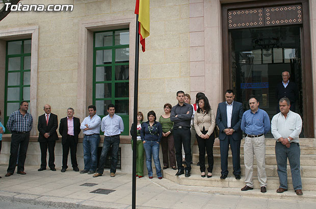EL AYUNTAMIENTO DE TOTANA CELEBRA UNA CONCENTRACIÓN SILENCIOSA COMO REPULSA AL ATENTADO DE ETA REGISTRADO EN ÁLAVA (2008), Foto 1