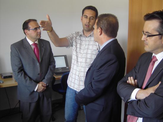 EL CONSEJERO DE INDUSTRIA INAUGURA EL NUEVO SERVICIO TELECENTRO EN EL CENTRO SOCIAL DE EL PARETÓN-CANTAREROS, Foto 2