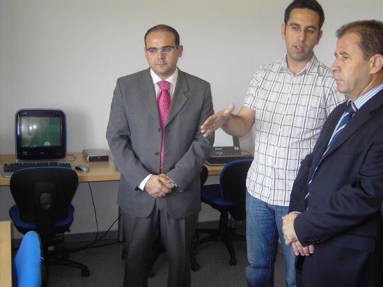 EL CONSEJERO DE INDUSTRIA INAUGURA EL NUEVO SERVICIO TELECENTRO EN EL CENTRO SOCIAL DE EL PARETÓN-CANTAREROS, Foto 3