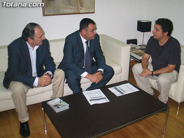 EL AYUNTAMIENTO SUSCRIBE UN CONVENIO DE COLABORACIÓN CON EL INSTITUTO DE LA JUVENTUD DE MURCIA PARA LA PRESTACIÓN DE SERVICIOS BÁSICOS A LA POBLACIÓN JOVEN TOTANERA POR UN IMPORTE DE CASI 60.000 EUROS EN TOTAL, Foto 1