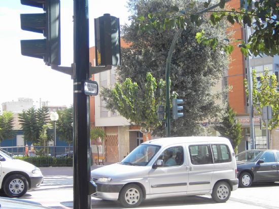 SE COLOCA UN PASO DE PEATONES REGULADO POR SEMÁFOROS EN LA AVENIDA GENERAL AZNAR PARA FACILITAR EL ACCESO DE LOS ALUMNOS DEL COLEGIO PÚBLICO “SANTIAGO”, Foto 1